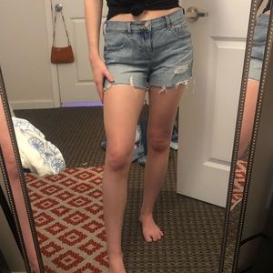 OldNavy Girlfriend LightWash denim shorts destrest